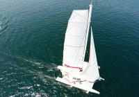 trimaran sejler followed by gummibåd